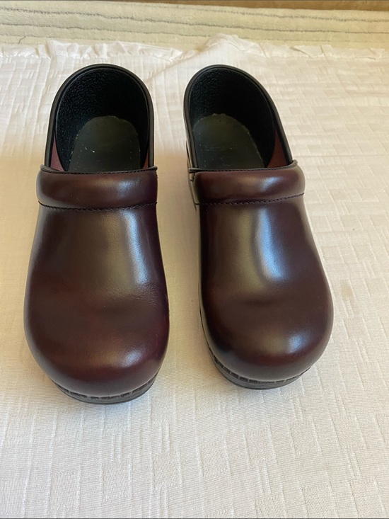 Dansko Shoes - DANSKO Leather Clogs in Burgundy